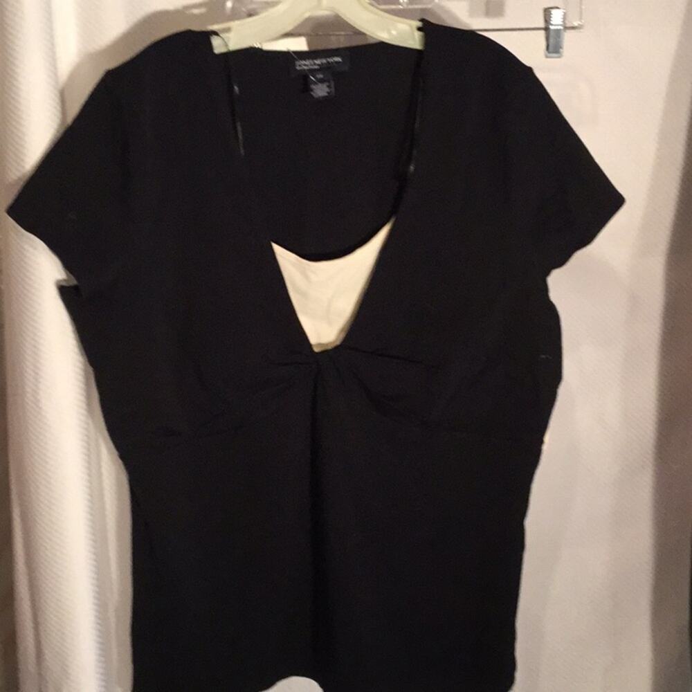 Black cap sleeve stretch cotton top w/ white inlay